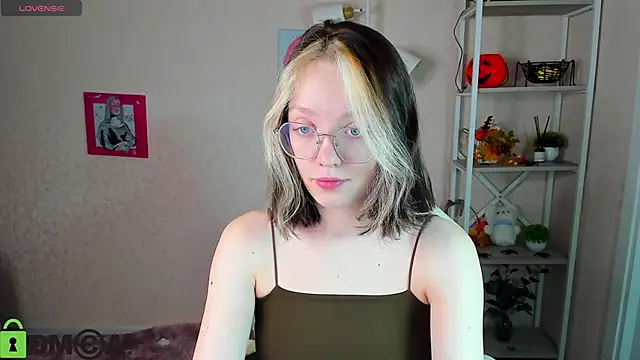 Snapshot of R0cket_bunny chatting on 11.13.25 R0cket bunny online show from 11.13.25