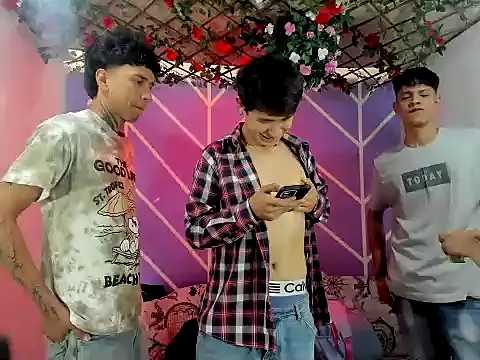 Snapshot of lau_and_boys18 chatting on 10.27.25 lau and boys18 online show from 10.27.25