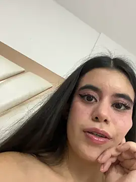 Snapshot of CoralineRusso1 chatting on 11.19.25 CoralineRusso1 online show from 11.19.25