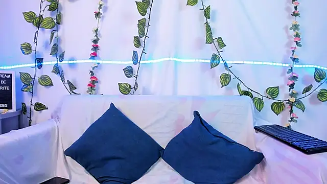 Snapshot of Delilah_85 chatting on 11.13.25 Delilah 85 online show from 11.13.25