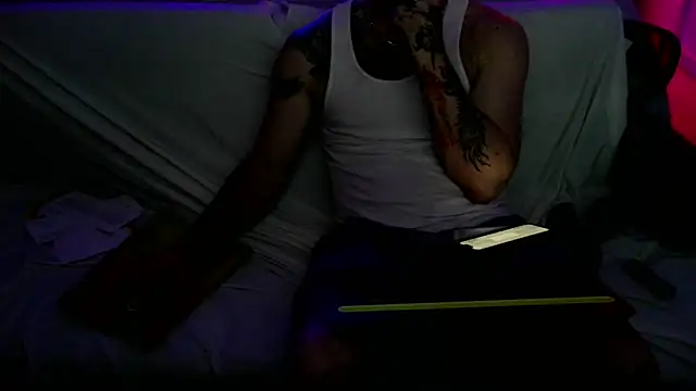 Luv2SuckBWC92 online show from 09.25.25