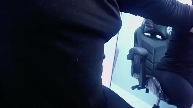 Snapshot of victoria_hernandez_t_ chatting on 10.25.25 victoria hernandez t online show from 10.25.25