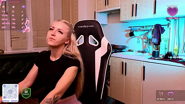 Snapshot of space_danger chatting on 10.08.25 space danger online show from 10.08.25