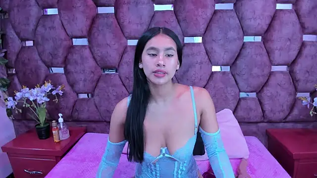 Snapshot of Miaa_Davis_ chatting on 11.21.25 Miaa Davis online show from 11.21.25