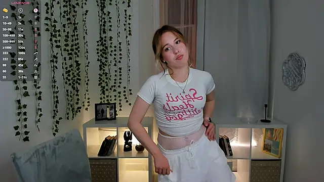 Snapshot of LanaRoselle chatting on 09.19.25 LanaRoselle online show from 09.19.25