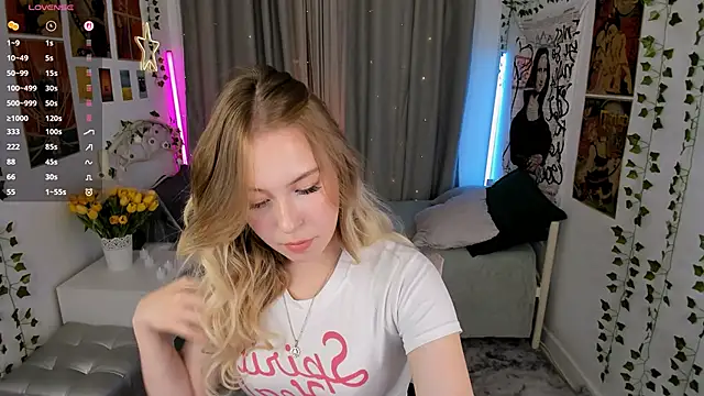 Snapshot of LanaRoselle chatting on 10.24.25 LanaRoselle online show from 10.24.25