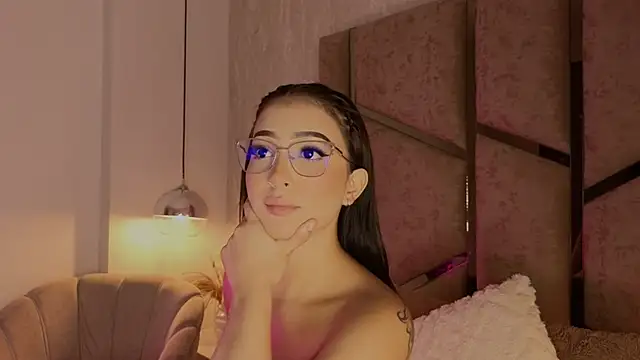 Snapshot of scarlethlux chatting on 06.17.26 scarlethlux online show from 06.17.26