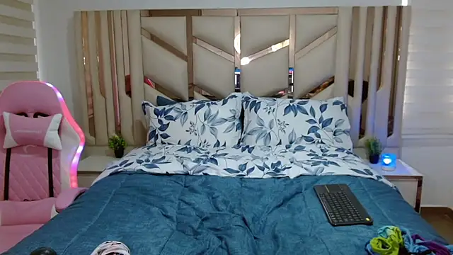 Snapshot of violett_star1 chatting on 11.27.25 violett star1 online show from 11.27.25