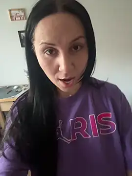 Snapshot of LauLaveau chatting on 11.22.25 LauLaveau online show from 11.22.25