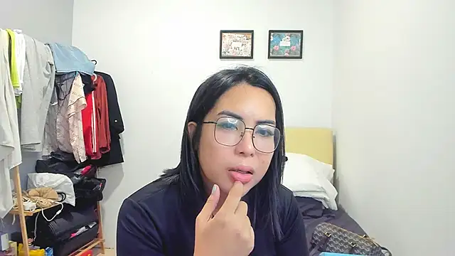 Snapshot of Rainy_Ren chatting on 10.21.25 Rainy Ren online show from 10.21.25