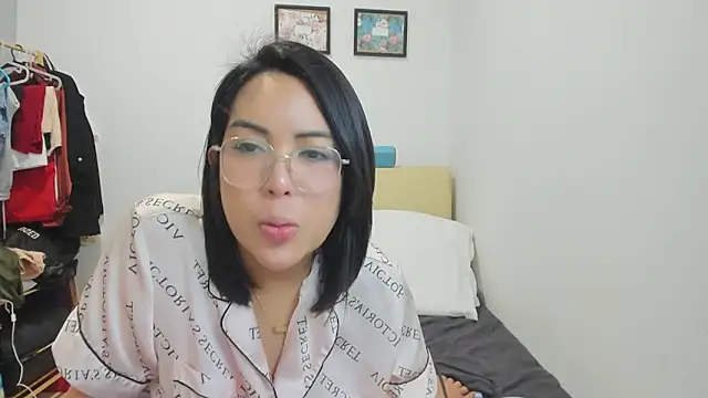 Snapshot of Rainy_Ren chatting on 10.23.25 Rainy Ren online show from 10.23.25