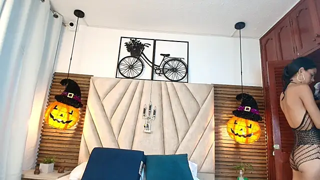 Snapshot of Cinthiabaker chatting on 10.28.25 Cinthiabaker online show from 10.28.25