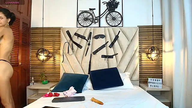 Snapshot of Cinthiabaker chatting on 11.08.25 Cinthiabaker online show from 11.08.25