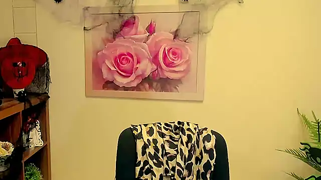 Snapshot of TwoBigSuns chatting on 10.13.25 TwoBigSuns online show from 10.13.25