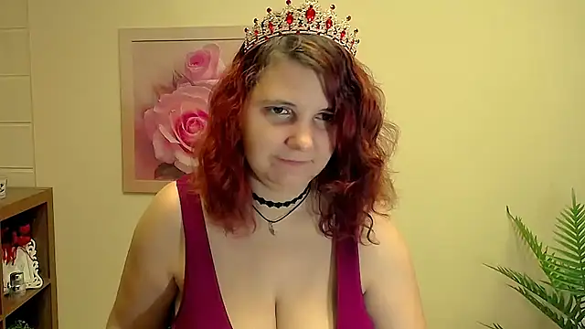 Snapshot of TwoBigSuns chatting on 11.18.25 TwoBigSuns online show from 11.18.25