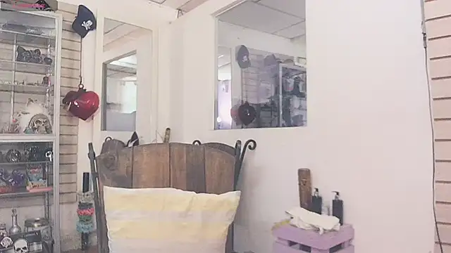 Snapshot of xinamora chatting on 11.16.25 xinamora online show from 11.16.25