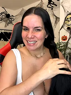 Snapshot of carol_cruz133 chatting on 10.25.25 carol cruz133 online show from 10.25.25