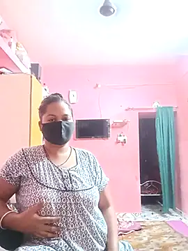 Snapshot of biggbobbsgirl chatting on 10.08.25 biggbobbsgirl online show from 10.08.25