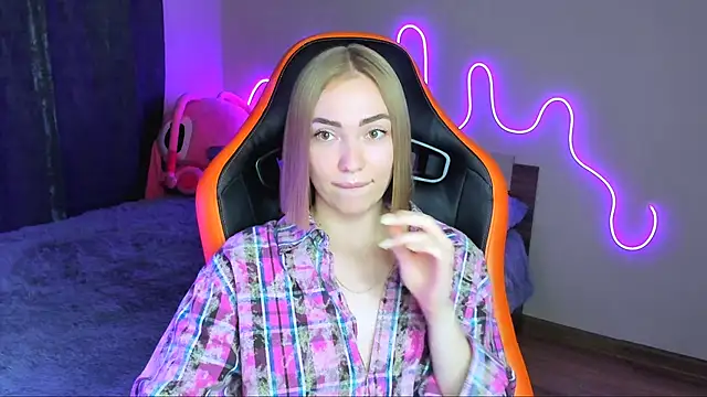 Snapshot of LaraKrein_lk chatting on 10.16.25 LaraKrein lk online show from 10.16.25