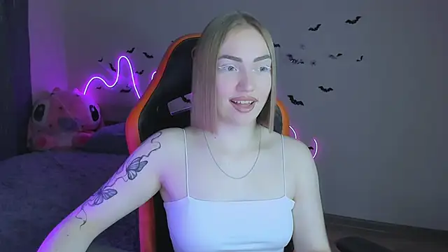 Snapshot of LaraKrein_lk chatting on 10.28.25 LaraKrein lk online show from 10.28.25