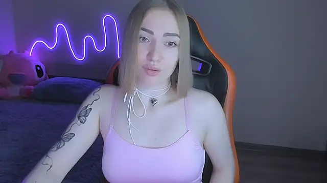 Snapshot of LaraKrein_lk chatting on 11.14.25 LaraKrein lk online show from 11.14.25