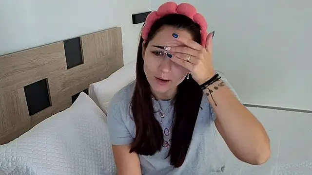 Snapshot of morninglorytv chatting on 10.31.25 morninglorytv online show from 10.31.25