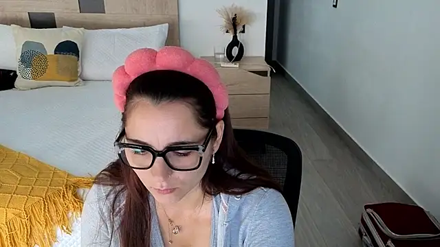 Snapshot of morninglorytv chatting on 11.04.25 morninglorytv online show from 11.04.25