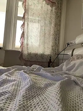 Snapshot of missevacrystal chatting on 10.18.25 missevacrystal online show from 10.18.25