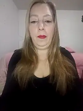 Snapshot of Estefania_Arce chatting on 12.19.25 Estefania Arce online show from 12.19.25