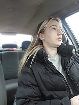 Reina Cummings online show from 04.04.26