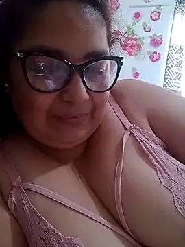 Snapshot of ladytropical1 chatting on 12.18.25 ladytropical1 online show from 12.18.25