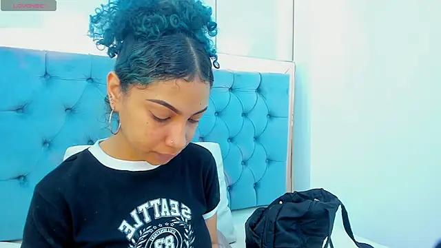 Snapshot of lis_rous chatting on 10.04.25 lis rous online show from 10.04.25