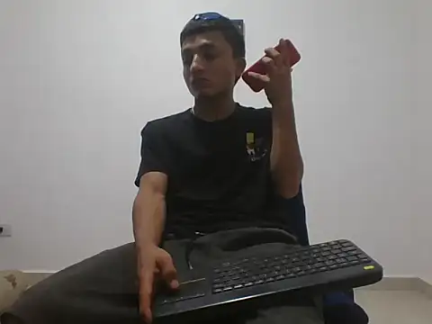 Snapshot of yissus_20_ chatting on 11.25.25 yissus 20 online show from 11.25.25