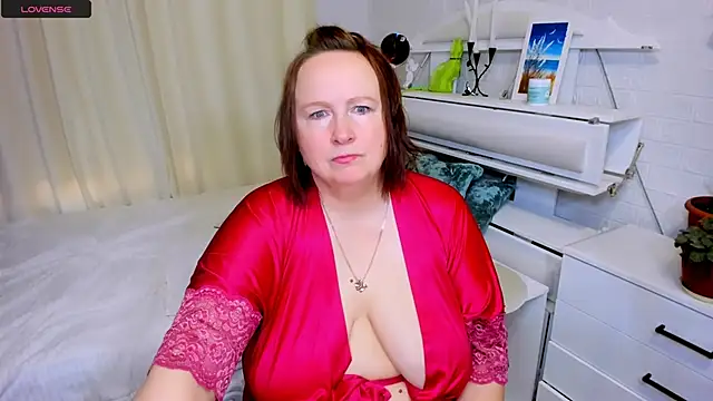 Snapshot of WifeyXRated chatting on 04.21.26 WifeyXRated online show from 04.21.26