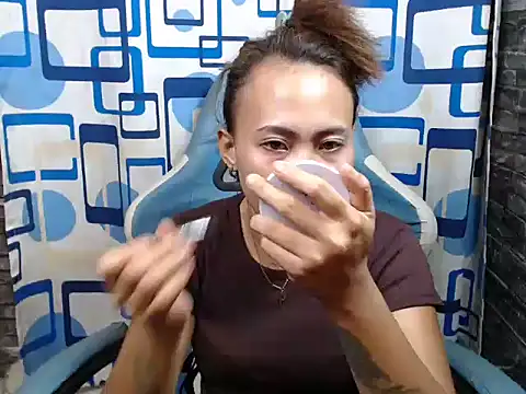 Snapshot of joanpetite chatting on 04.24.26 joanpetite online show from 04.24.26