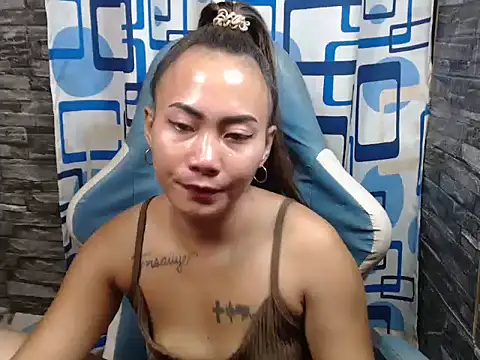 Snapshot of joanpetite chatting on 05.06.26 joanpetite online show from 05.06.26