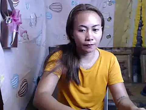 Snapshot of joanpetite chatting on 05.27.26 joanpetite online show from 05.27.26