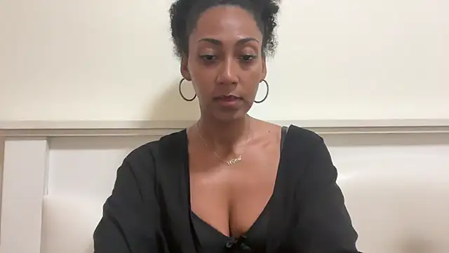 Snapshot of Vaylisse chatting on 12.02.25 Vaylisse online show from 12.02.25