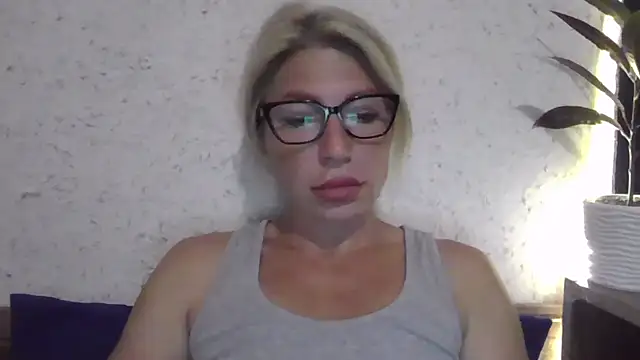 Snapshot of fox_red_lady7 chatting on 09.16.25 fox red lady7 online show from 09.16.25