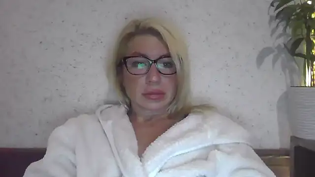 Snapshot of fox_red_lady7 chatting on 10.16.25 fox red lady7 online show from 10.16.25