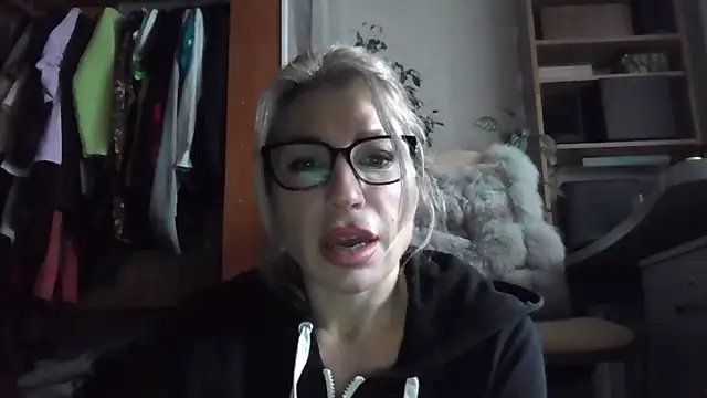 Snapshot of fox_red_lady7 chatting on 11.17.25 fox red lady7 online show from 11.17.25