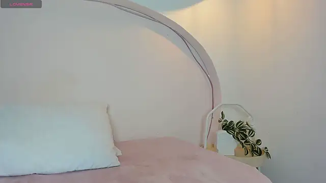 Snapshot of sweetluu_ chatting on 09.24.25 sweetluu online show from 09.24.25