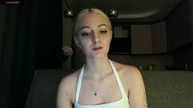 Snapshot of white_liillyy chatting on 09.25.25 white liillyy online show from 09.25.25