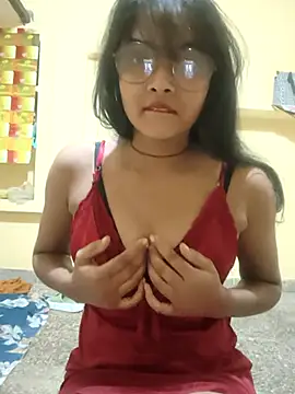 Snapshot of RAYI_Queen_2 chatting on 11.22.25 RAYI Queen 2 online show from 11.22.25