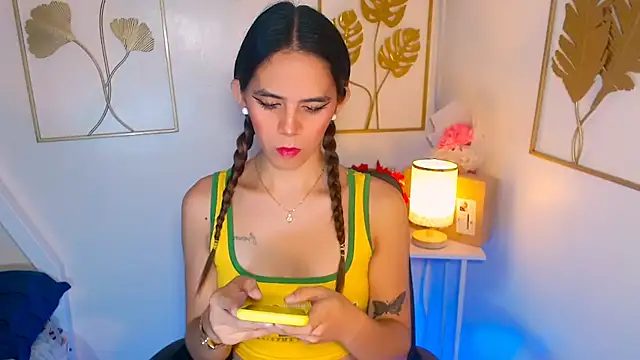 Snapshot of xPrecuioseChesca chatting on 10.25.25 xPrecuioseChesca online show from 10.25.25