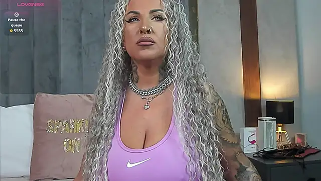 Snapshot of Sierra_Quinn chatting on 02.14.26 Sierra Quinn online show from 02.14.26