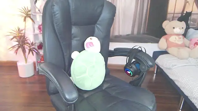 Snapshot of Suzie_Wet_Cave chatting on 09.25.25 Suzie Wet Cave online show from 09.25.25