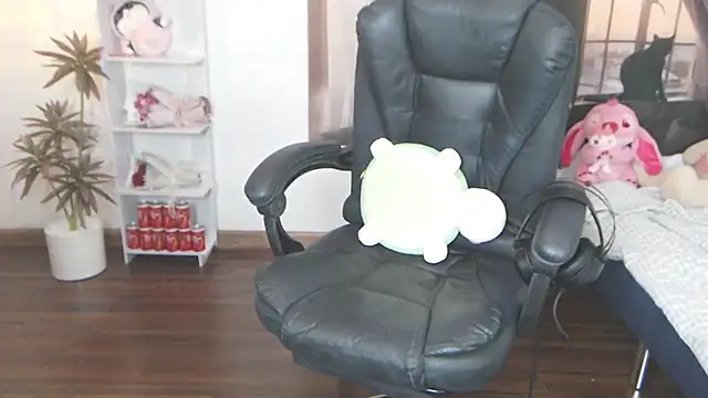 Snapshot of Suzie_Wet_Cave chatting on 09.27.25 Suzie Wet Cave online show from 09.27.25