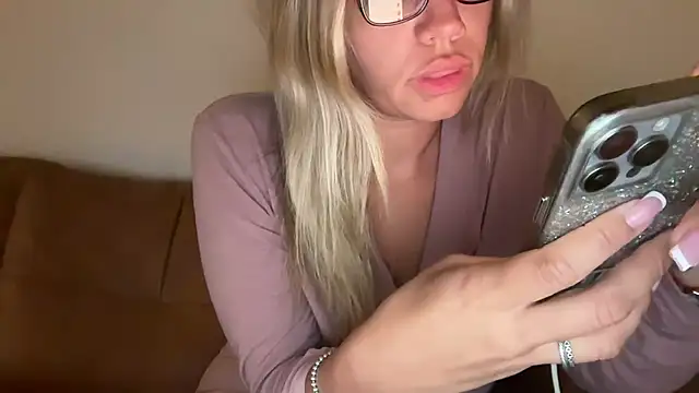 Snapshot of prettyykitty22 chatting on 09.21.25 prettyykitty22 online show from 09.21.25