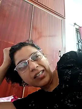 Snapshot of thanusi_2 chatting on 11.22.25 thanusi 2 online show from 11.22.25